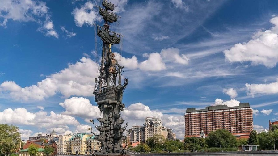 Памятник Петру I, который многие годы вызывает споры, хотят увезти из Москвы в Петербург.