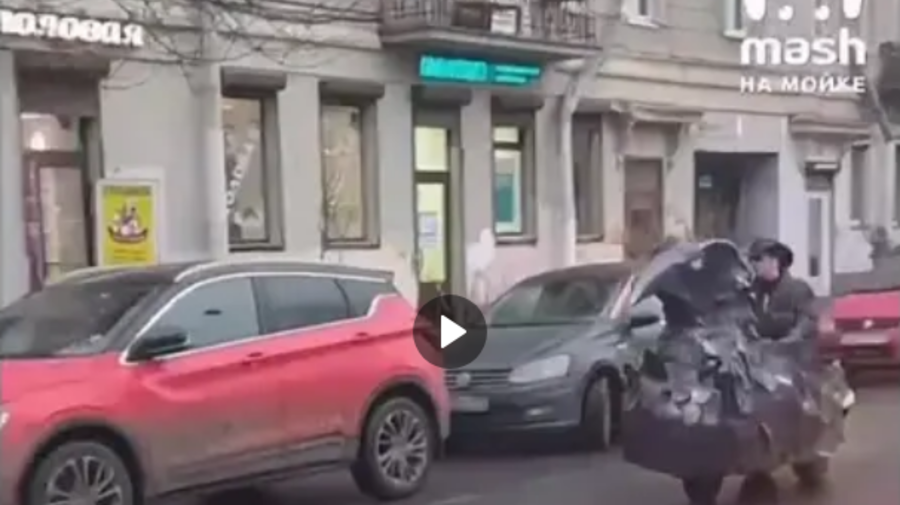  Мужчина на чёрном вороне рассекал по дорогам Васильевского острова.