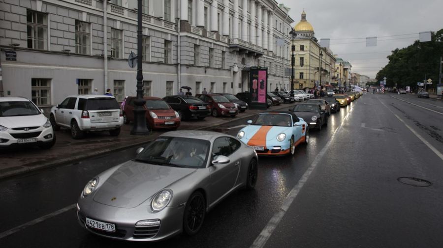 В Петербурге прошел парад Porsche