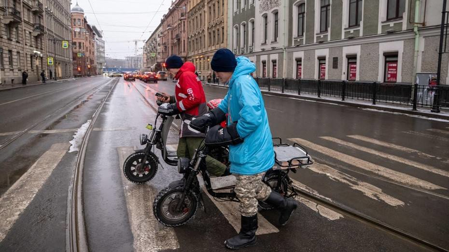 Мигрантам могут запретить работать курьерами в Петербурге, заявил депутат Михаил Романов.