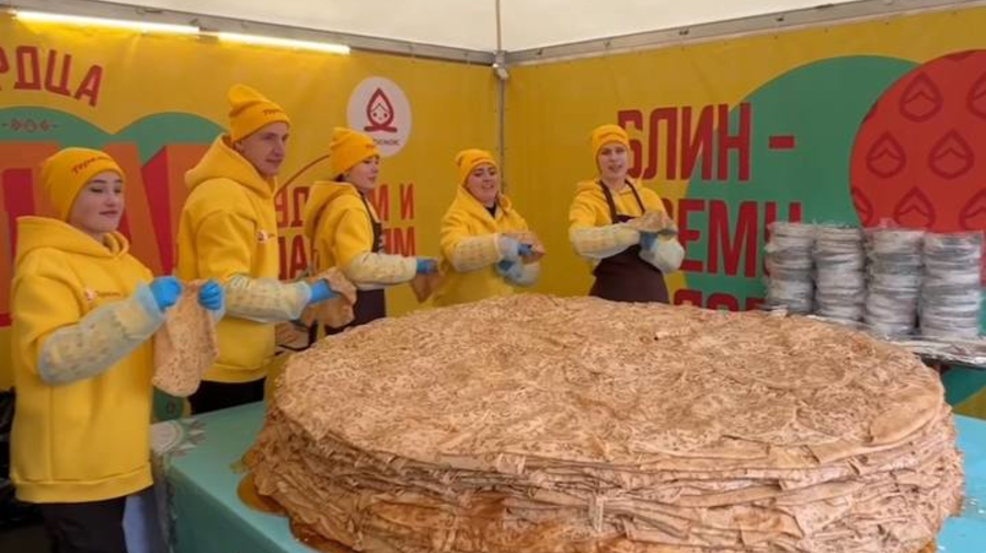丹 В Петербурге испекли гигантский блинный пирог весом 500 кг в честь завершения Масленицы