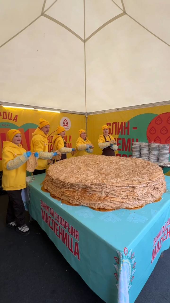 丹 В Петербурге испекли гигантский блинный пирог весом 500 кг в честь завершения Масленицы