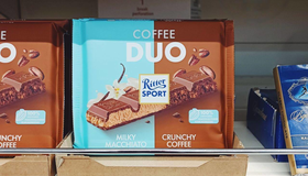 Ritter Sport выпустили новую шоколадку с двойным вкусом: молочного макиато и хрустящих кофейных зёрен.