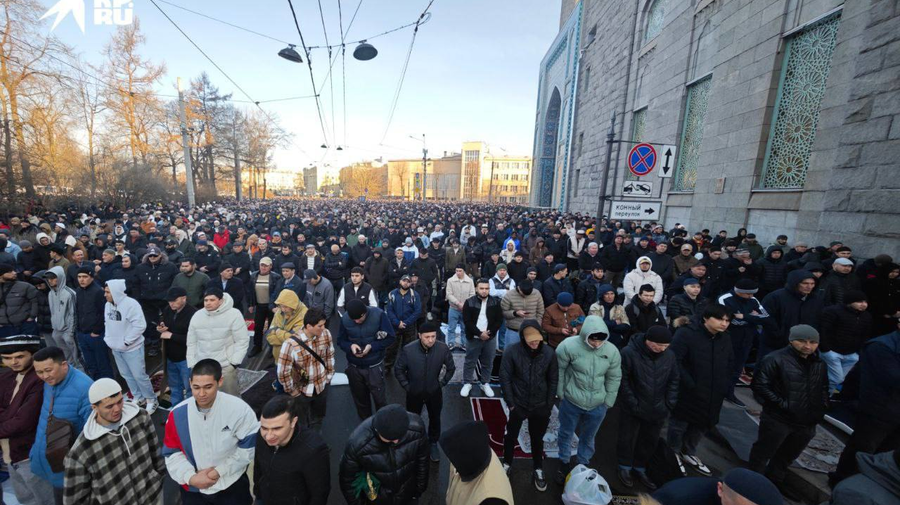 Тысячи мусульман этим утром заполнили улицы города