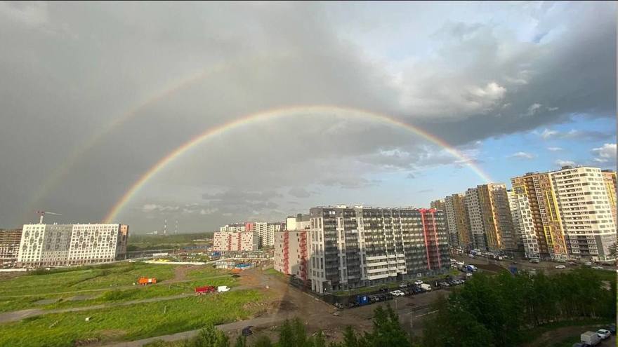 Двойная вечерняя радуга появилась в небе над Петербургом.