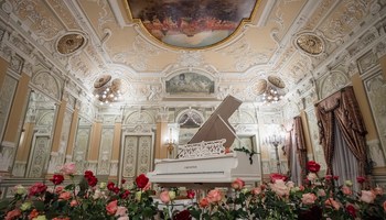 Концерт «В цветах»: французская классика в особняке Елисеева