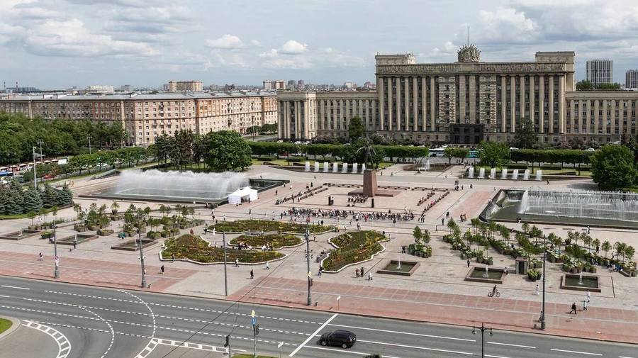 Сад-трансформер открыли на Московской площади в Петербурге.