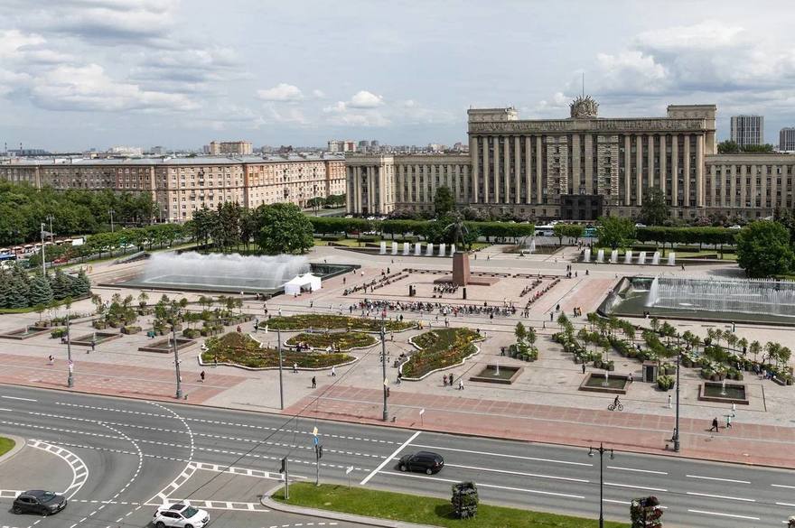 Сад-трансформер открыли на Московской площади в Петербурге.