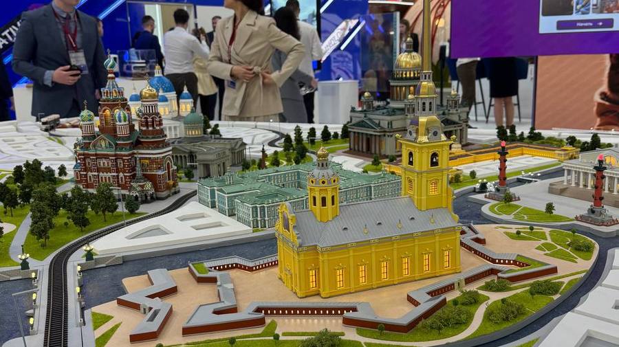 Интерактивный макет города стал центральным элементом стенда Петербурга на ПМЭФ-2025.