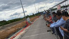 В Пулково таксисты упорно пытаются поймать Wi-Fi, чтобы взять заказы.