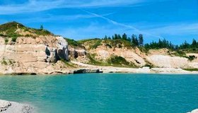 Бирюзовая вода, белый кварцевый песок и песчаные гроты - это все про карьер в Шалово - Перечицком заказнике