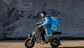Власти Петербурга введут ограничения для курьеров на велосипедах и электросамокатах в центре города