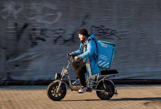 Власти Петербурга введут ограничения для курьеров на велосипедах и электросамокатах в центре города