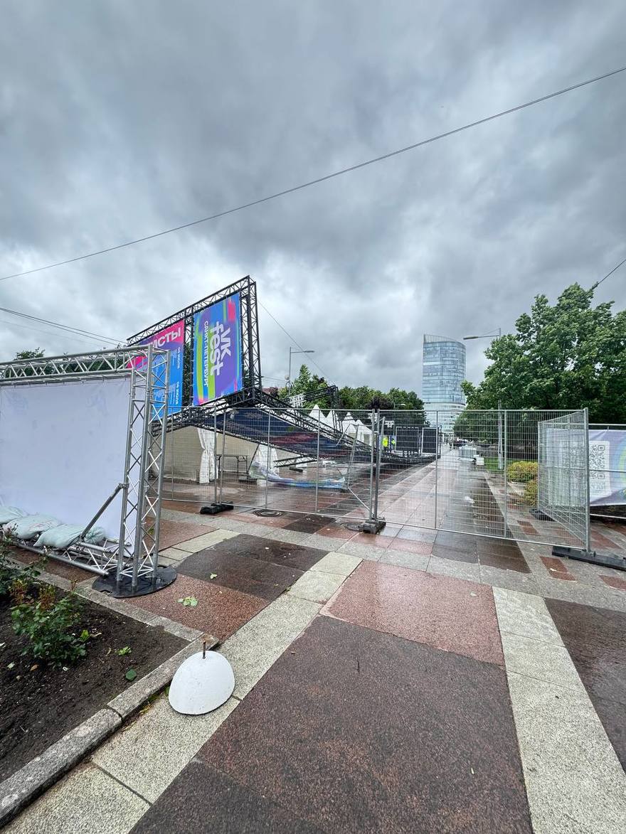 Вода все ближе к сцене VK Festa 