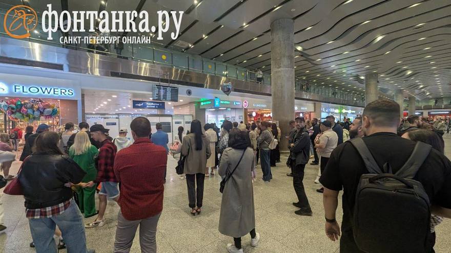 Небо над Питером открыли, но часть рейсов в Пулково задержали до трёх часов ночи.