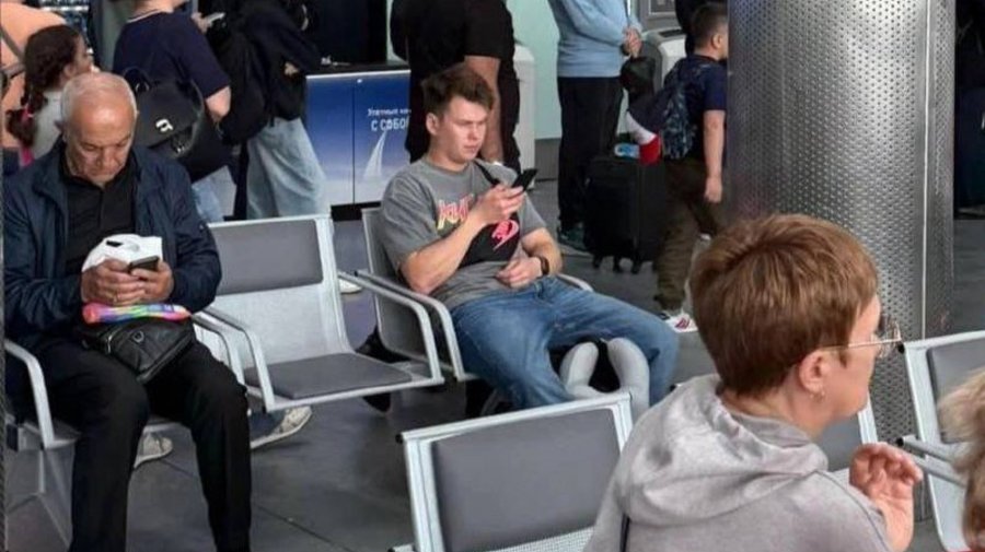 Застрявшие в Пулково пассажиры рейса в Ереван уже больше суток не могут улететь.