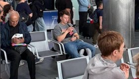 Застрявшие в Пулково пассажиры рейса в Ереван уже больше суток не могут улететь. 