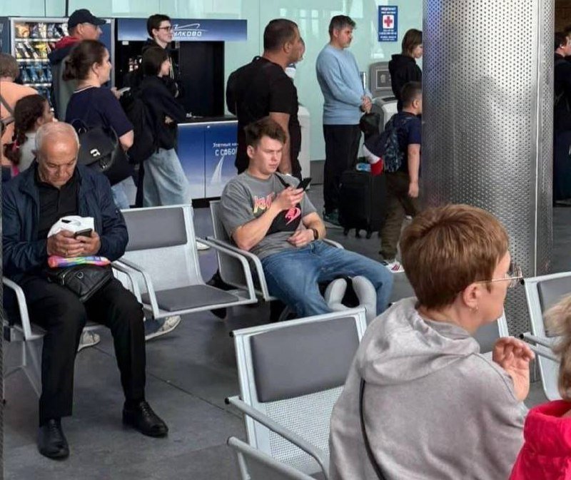 Застрявшие в Пулково пассажиры рейса в Ереван уже больше суток не могут улететь. 