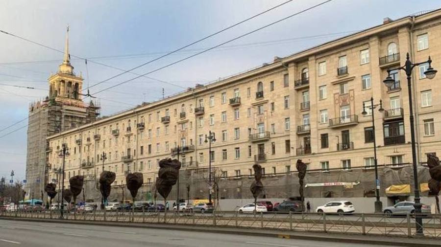 Дом, где жил Виктор Цой, признали объектом культурного наследия — над проектом работали выдающиеся архитекторы и скульпторы.