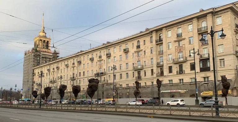 Дом, где жил Виктор Цой, признали объектом культурного наследия — над проектом работали выдающиеся архитекторы и скульпторы.