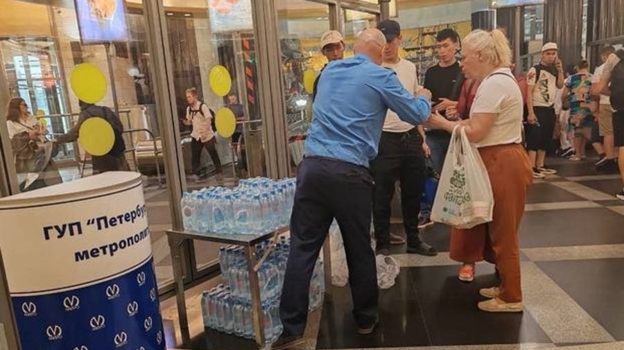 Метрополитен Петербурга из-за жары начал раздавать бесплатную питьевую воду