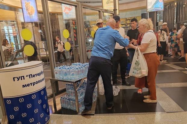 Метрополитен Петербурга из-за жары начал раздавать бесплатную питьевую воду
