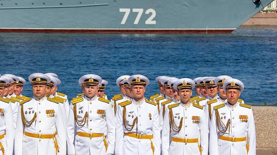 Салют и военный морской парад, в день ВМФ в Петербурге отменен — комитет по транспорту 