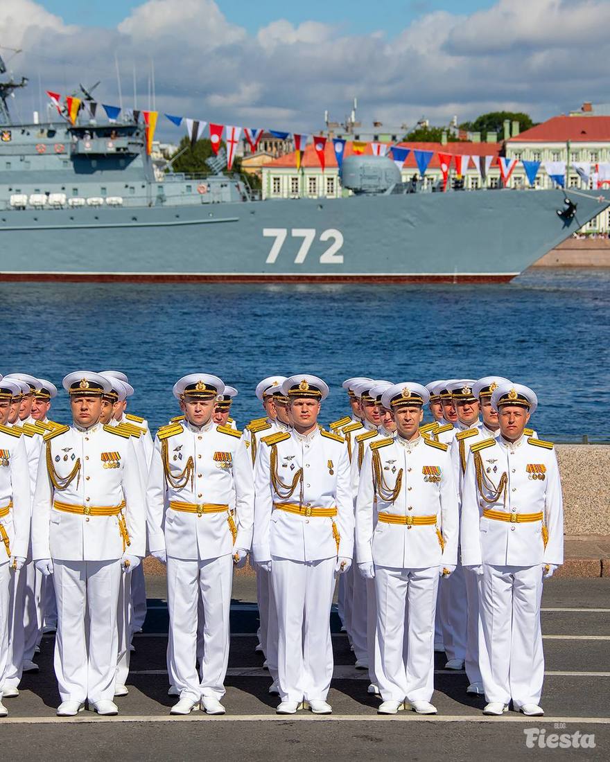 Салют и военный морской парад, в день ВМФ в Петербурге отменен — комитет по транспорту 