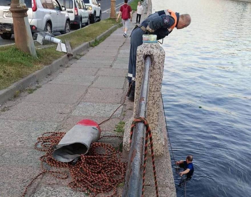 В Петербурге четвёртый день пытаются вытащить кота, застрявшего в облицовке набережной Фонтанки