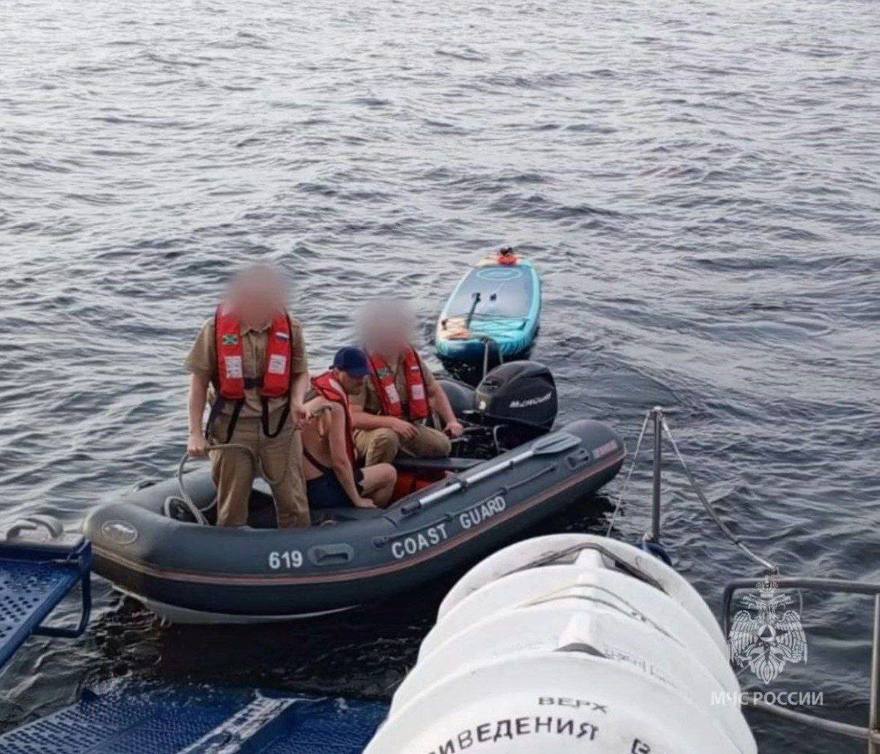 Мужчину унесло в море на сапе в Ленобласти