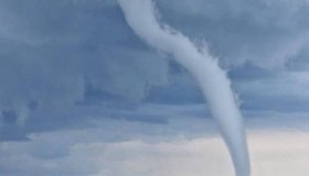 Мощный водяной смерч заметили сегодня на Ладожском озере 