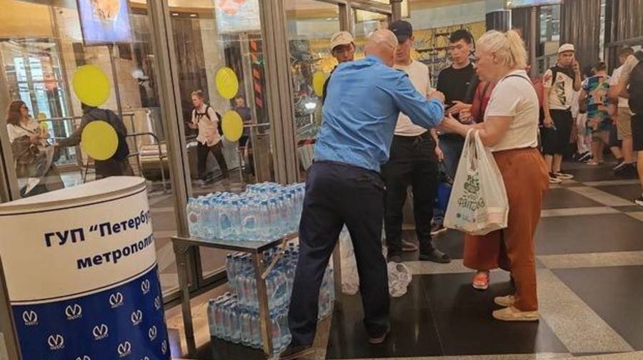 Ⓜ Из-за жары в петербургском метро снова раздают бесплатную питьевую воду