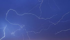 Сильные грозы обрушатся сегодня вечером на Петербург, предупреждает МЧС.