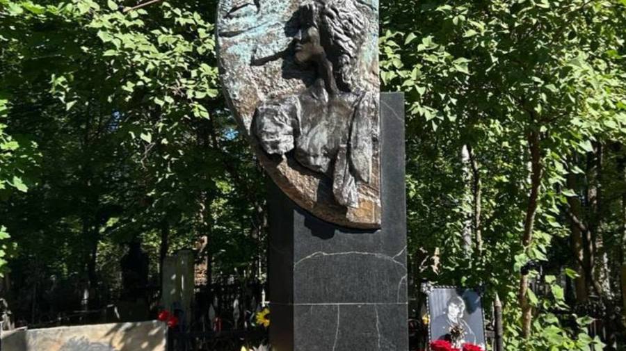 Сегодня исполняется 35 лет со дня гибели Виктора Цоя — легендарного лидера группы «Кино».