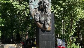 Сегодня исполняется 35 лет со дня гибели Виктора Цоя — легендарного лидера группы «Кино». 