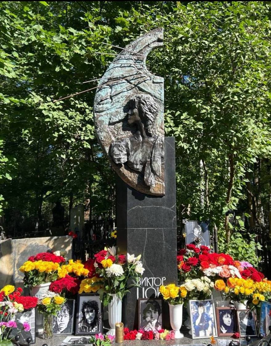 Сегодня исполняется 35 лет со дня гибели Виктора Цоя — легендарного лидера группы «Кино». 