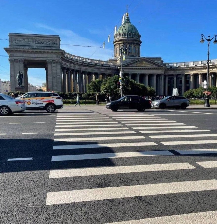 Первые машины проехали по новому асфальту от Адмиралтейского до Садовой