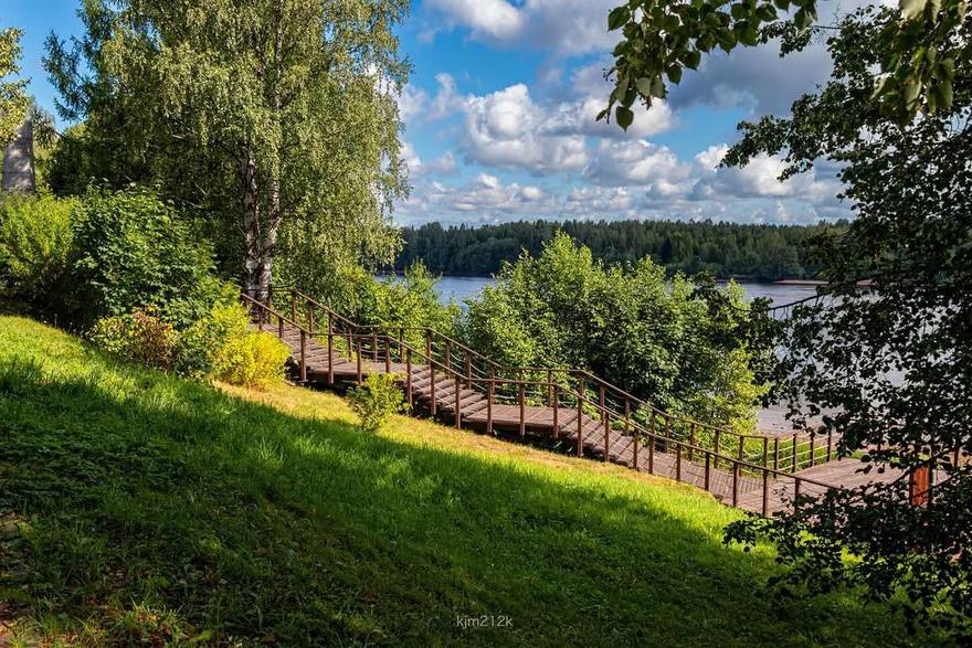 Шикарная набережная реки Свирь — очень уютное место для прогулок. 