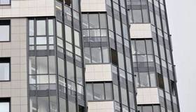 Выбитые из-за атаки БПЛА окна в ЖК «Огни Залива» на юге Петербурга 