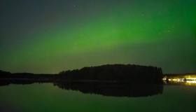 Яркое северное сияние уже накрыло Россию — фотки присылают из Питера, Ленобласти и Архангельской области.
