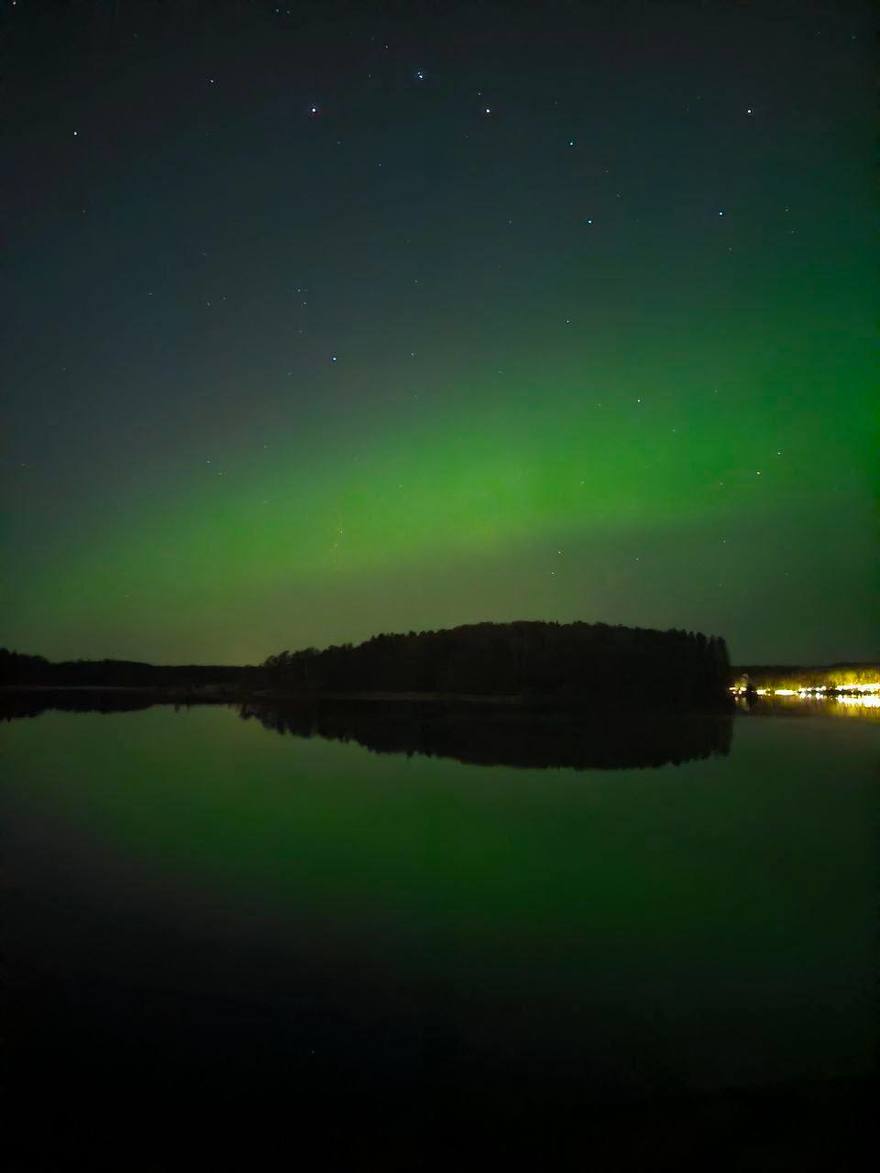 Яркое северное сияние уже накрыло Россию — фотки присылают из Питера, Ленобласти и Архангельской области.