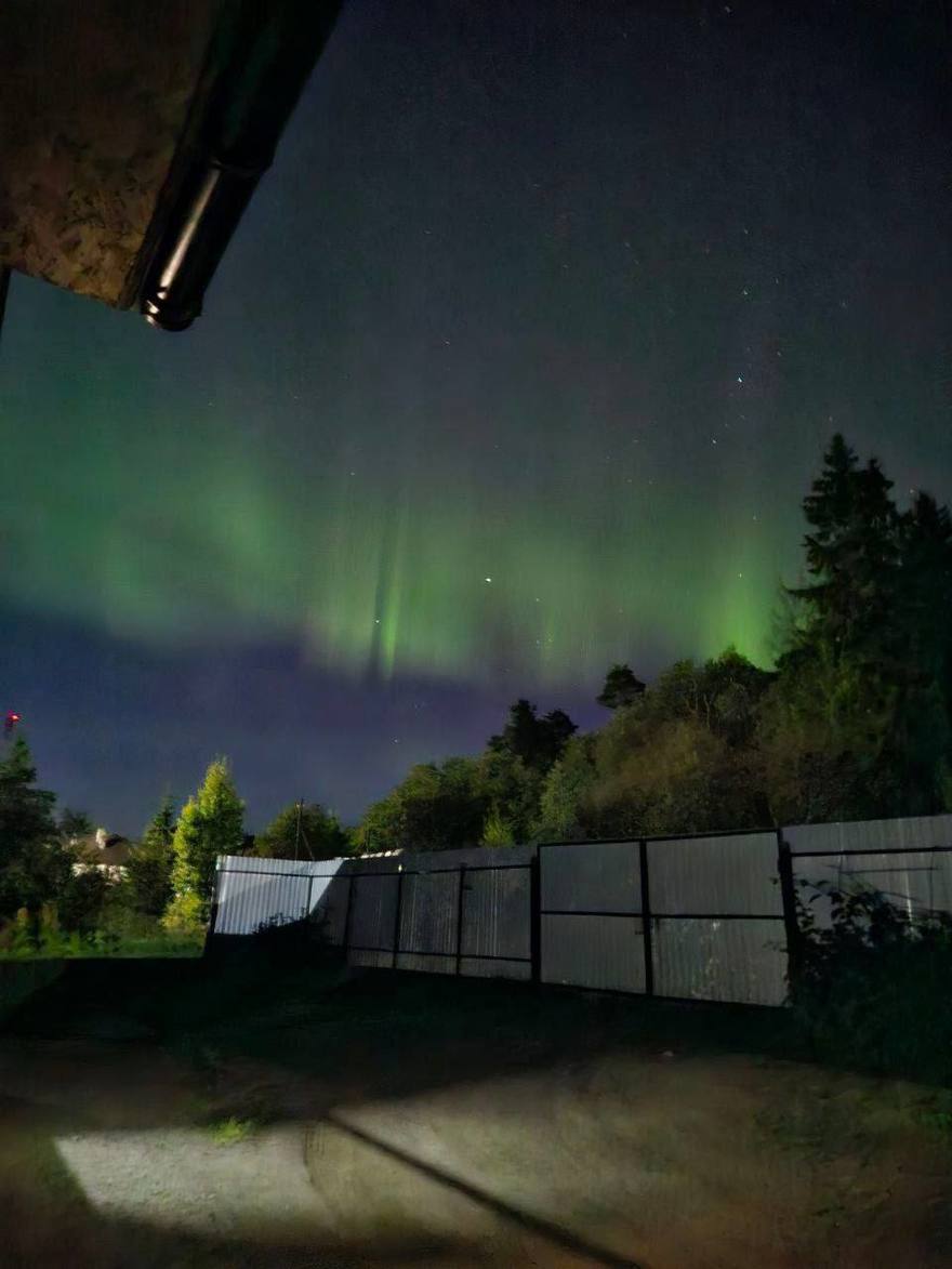Яркое северное сияние уже накрыло Россию — фотки присылают из Питера, Ленобласти и Архангельской области.