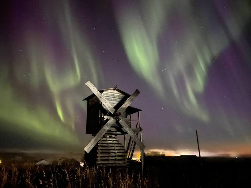 Яркое северное сияние уже накрыло Россию — фотки присылают из Питера, Ленобласти и Архангельской области.