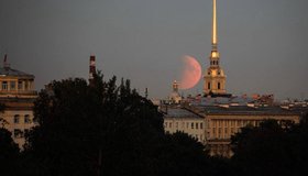 Лунное затмение в самом разгаре над Питером — прямо сейчас огромная Кровавая Луна восходит над городом.