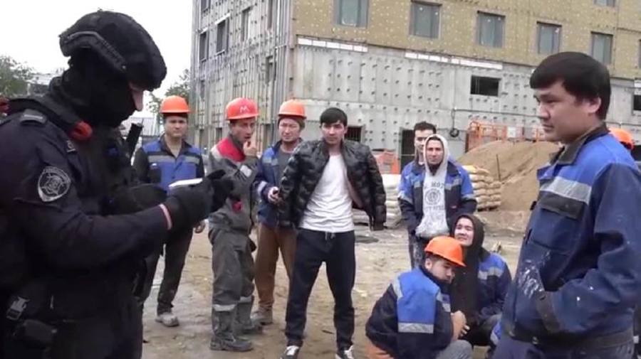 В Петербурге мигранты пытались спрятаться на крышах стройки во время полицейского рейда.