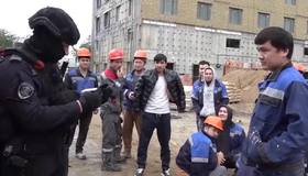 В Петербурге мигранты пытались спрятаться на крышах стройки во время полицейского рейда.