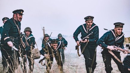 Реконструкция подвига Петергофского десанта в семейном танковом парке «Стальной десант»  — фото 1