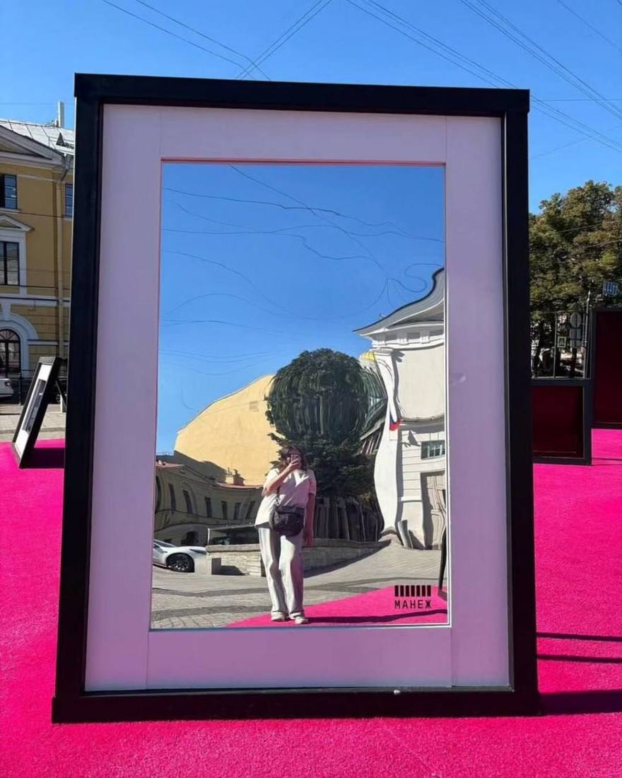 У Манежа установили инсталляцию «Отражение»