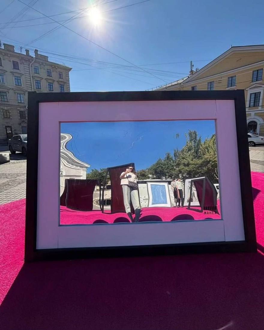 У Манежа установили инсталляцию «Отражение»