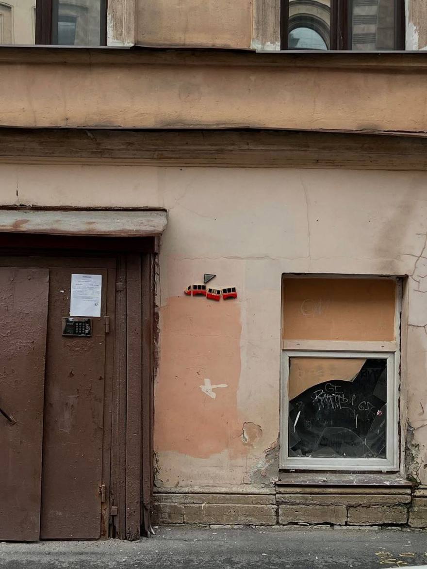 В Дмитровском переулке, 3-5, есть необычный арт-объект — трамвай, оформленный художником alfaqile.